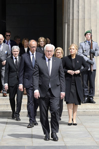 Kranzniederlegung zum 80. Jahrestag des Endes des Zweiten Weltkrieges in Berlin