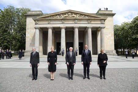 Kranzniederlegung zum 80. Jahrestag des Endes des Zweiten Weltkrieges in Berlin