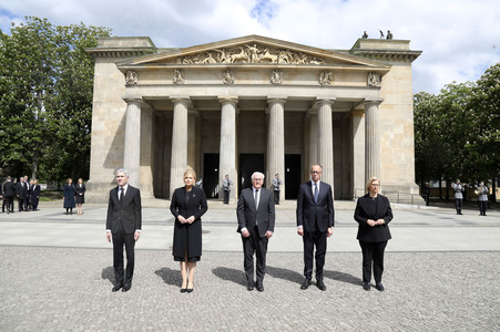 Kranzniederlegung zum 80. Jahrestag des Endes des Zweiten Weltkrieges in Berlin