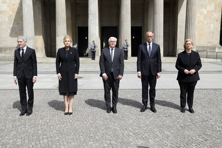 Kranzniederlegung zum 80. Jahrestag des Endes des Zweiten Weltkrieges in Berlin