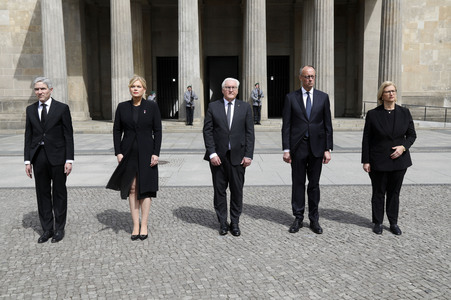 Kranzniederlegung zum 80. Jahrestag des Endes des Zweiten Weltkrieges in Berlin