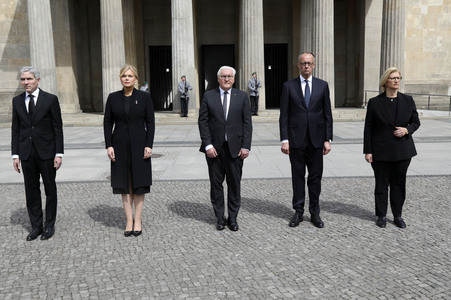 Kranzniederlegung zum 80. Jahrestag des Endes des Zweiten Weltkrieges in Berlin