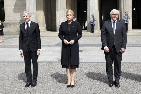 Kranzniederlegung zum 80. Jahrestag des Endes des Zweiten Weltkrieges in Berlin