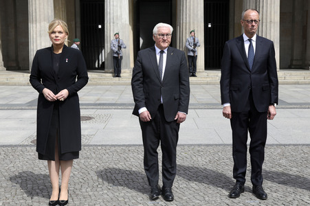 Kranzniederlegung zum 80. Jahrestag des Endes des Zweiten Weltkrieges in Berlin
