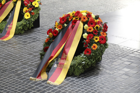 Kranzniederlegung zum 80. Jahrestag des Endes des Zweiten Weltkrieges in Berlin