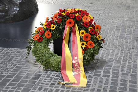 Kranzniederlegung zum 80. Jahrestag des Endes des Zweiten Weltkrieges in Berlin