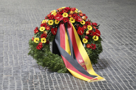 Kranzniederlegung zum 80. Jahrestag des Endes des Zweiten Weltkrieges in Berlin
