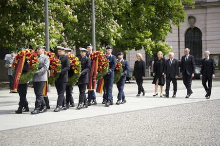 Kranzniederlegung zum 80. Jahrestag des Endes des Zweiten Weltkrieges in Berlin