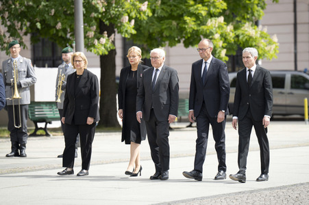 Kranzniederlegung zum 80. Jahrestag des Endes des Zweiten Weltkrieges in Berlin
