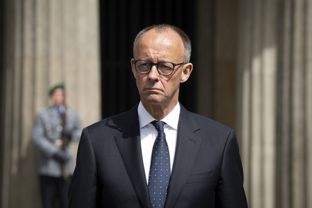 Kranzniederlegung zum 80. Jahrestag des Endes des Zweiten Weltkrieges in Berlin