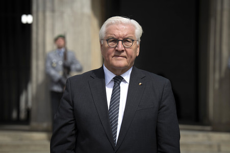 Kranzniederlegung zum 80. Jahrestag des Endes des Zweiten Weltkrieges in Berlin