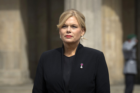 Kranzniederlegung zum 80. Jahrestag des Endes des Zweiten Weltkrieges in Berlin