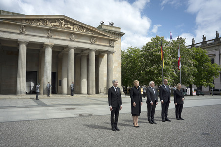 Kranzniederlegung zum 80. Jahrestag des Endes des Zweiten Weltkrieges in Berlin