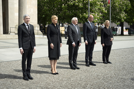 Kranzniederlegung zum 80. Jahrestag des Endes des Zweiten Weltkrieges in Berlin