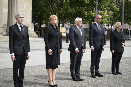 Kranzniederlegung zum 80. Jahrestag des Endes des Zweiten Weltkrieges in Berlin