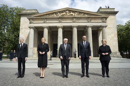 Kranzniederlegung zum 80. Jahrestag des Endes des Zweiten Weltkrieges in Berlin