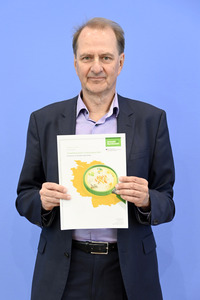 Bundespressekonferenz zur Studie 'Umweltbewusstsein in Deutschland 2024' in Berlin