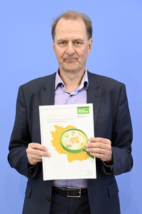 Bundespressekonferenz zur Studie 'Umweltbewusstsein in Deutschland 2024' in Berlin