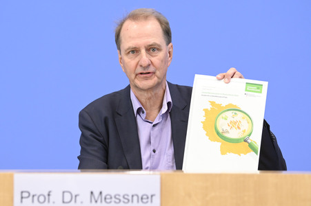Bundespressekonferenz zur Studie 'Umweltbewusstsein in Deutschland 2024' in Berlin