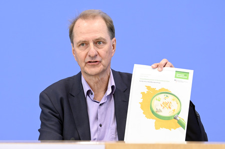 Bundespressekonferenz zur Studie 'Umweltbewusstsein in Deutschland 2024' in Berlin
