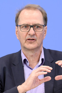 Bundespressekonferenz zur Studie 'Umweltbewusstsein in Deutschland 2024' in Berlin