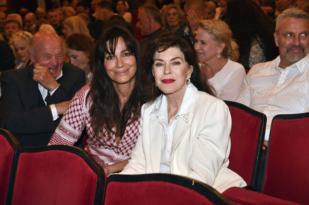 Theaterpremiere 'Nein zum Geld' in München