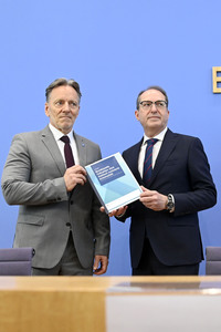 Bundespressekonferenz 'Fallzahlen für die politisch motivierte Kriminalität 2024' in Berlin