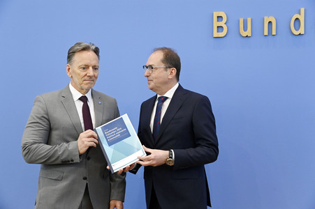 Bundespressekonferenz 'Fallzahlen für die politisch motivierte Kriminalität 2024' in Berlin