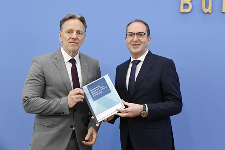 Bundespressekonferenz 'Fallzahlen für die politisch motivierte Kriminalität 2024' in Berlin