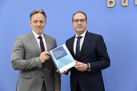 Bundespressekonferenz 'Fallzahlen für die politisch motivierte Kriminalität 2024' in Berlin