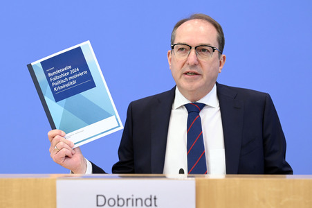Bundespressekonferenz 'Fallzahlen für die politisch motivierte Kriminalität 2024' in Berlin