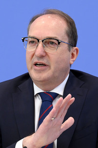 Bundespressekonferenz 'Fallzahlen für die politisch motivierte Kriminalität 2024' in Berlin