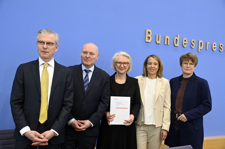 Bundespressekonferenz zur Vorstellung des Frühjahrsgutachten 2025 in Berlin