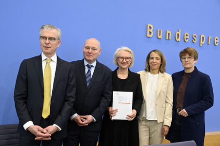 Bundespressekonferenz zur Vorstellung des Frühjahrsgutachten 2025 in Berlin