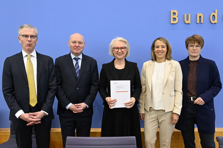 Bundespressekonferenz zur Vorstellung des Frühjahrsgutachten 2025 in Berlin