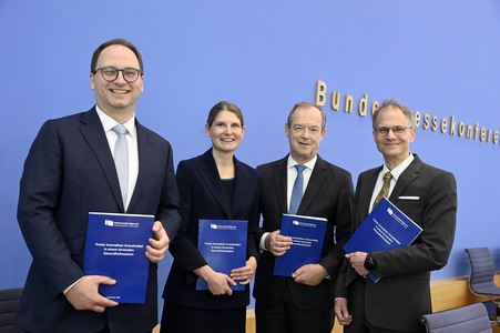 Bundespressekonferenz Vorstellung Gutachten Arzneimittel in Berlin