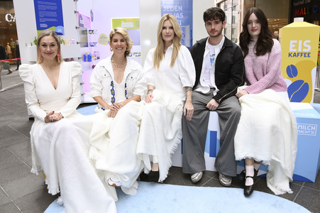 Prominenten-Event 'Der begehbare Kühlschrank' in Berlin