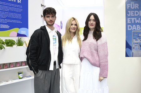 Prominenten-Event 'Der begehbare Kühlschrank' in Berlin