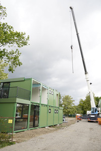 Aufbau eines Container-Dorfes für Geflüchtete in Berlin