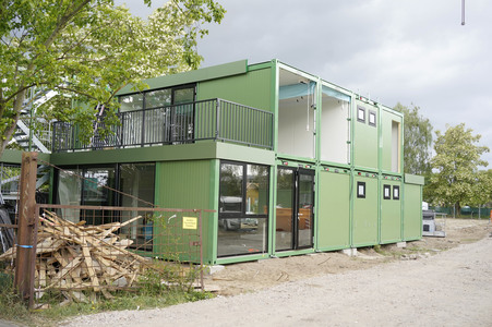 Aufbau eines Container-Dorfes für Geflüchtete in Berlin