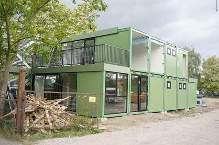 Aufbau eines Container-Dorfes für Geflüchtete in Berlin