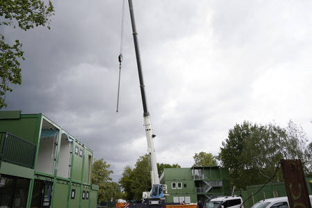 Aufbau eines Container-Dorfes für Geflüchtete in Berlin