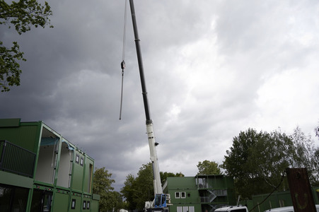 Aufbau eines Container-Dorfes für Geflüchtete in Berlin