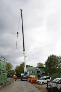 Aufbau eines Container-Dorfes für Geflüchtete in Berlin