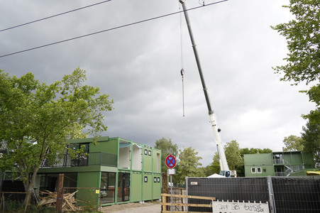 Aufbau eines Container-Dorfes für Geflüchtete in Berlin