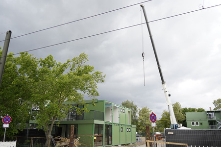 Aufbau eines Container-Dorfes für Geflüchtete in Berlin