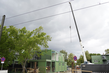 Aufbau eines Container-Dorfes für Geflüchtete in Berlin