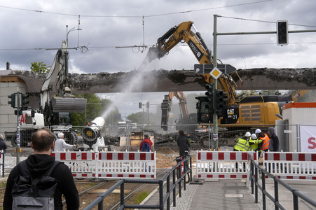 Abriss der kaputten Wuhlheide-Brücke in Berlin