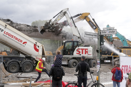 Abriss der kaputten Wuhlheide-Brücke in Berlin