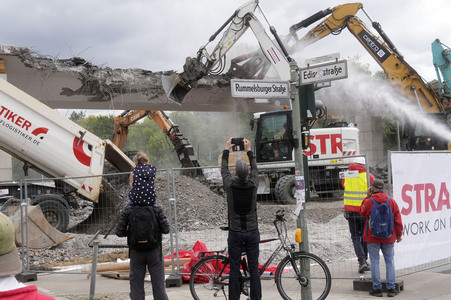Abriss der kaputten Wuhlheide-Brücke in Berlin